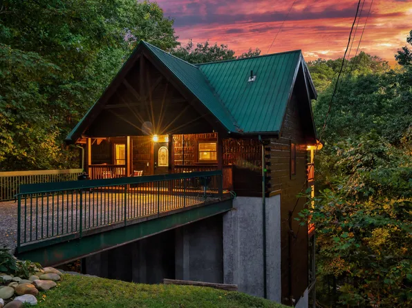 1341 N Baden Dr, Gatlinburg, TN 37738