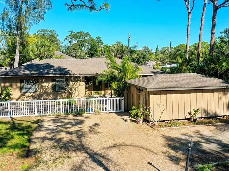 2301 Kalin Ln — Photo 5