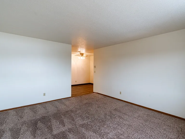 Fargo, ND Sargent Apartments | Living