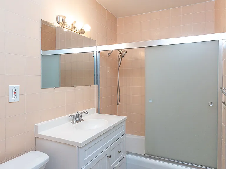 136 Oxnard Ave — Photo 6