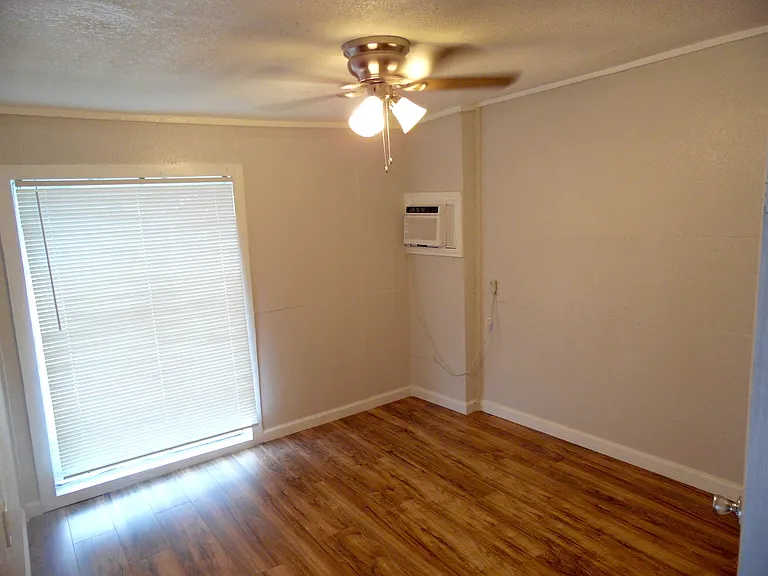 300 E Decatur St — Photo 7