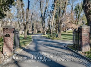 93 Mill River Rd, Oyster Bay, NY 11771