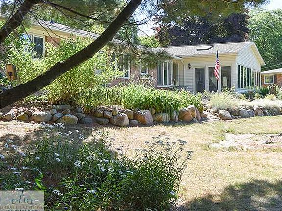 2nd image of 5030 Lake Dr