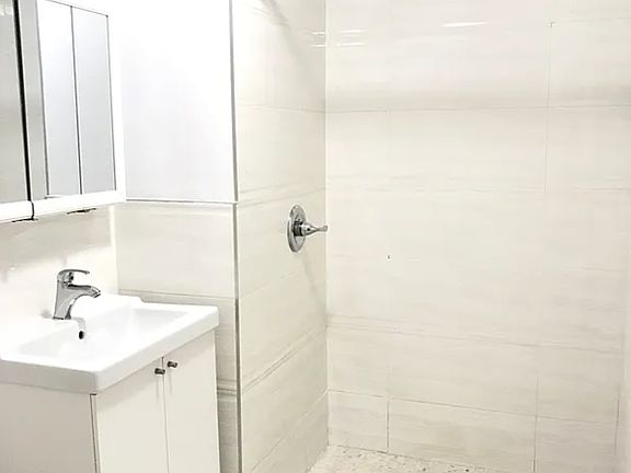 5th image of 170 Tillary St APT 302