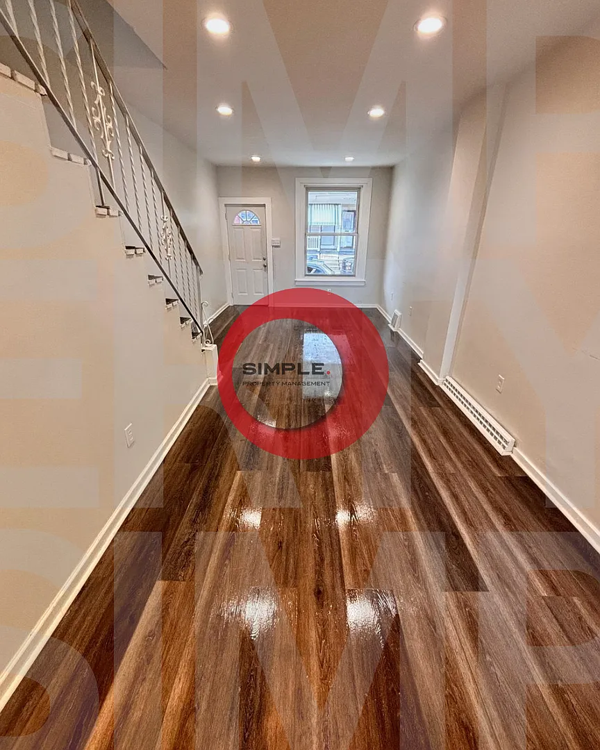 4 bedroom 1 bath house with off street parking — Photo 3