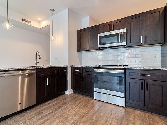 4th image of 1617-33 Poplar St Unit 306