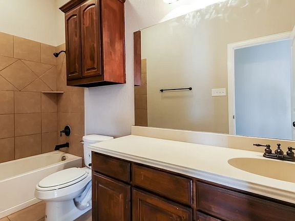 3rd image of 107 Thorncreek Cir #2