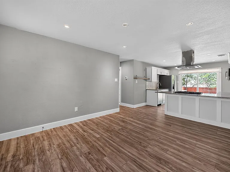 2321 Lakehurst Dr — Photo 11