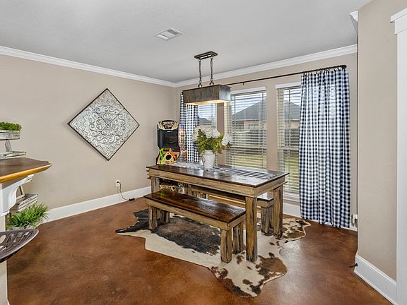 3rd image of 940 Red Bud Cir