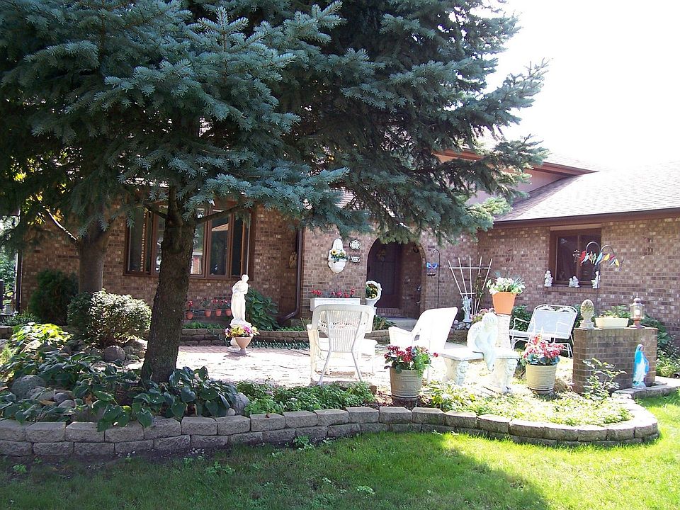 937 Surrey with Courtyard