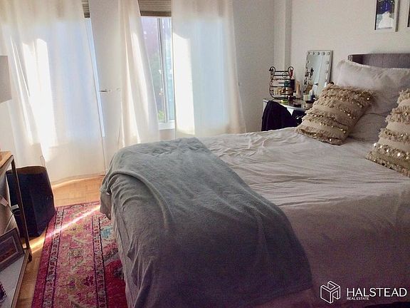 4th image of 421 Hudson St APT 309