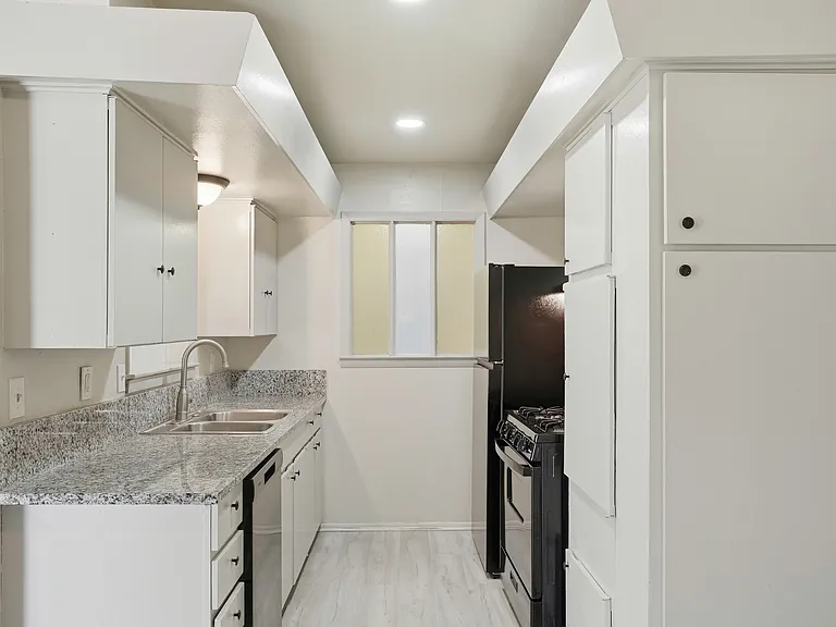 14046 Rolling Hills Ln — Photo 8