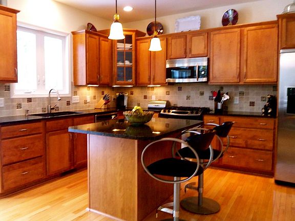 Upgraded maple cabinets/granite counters/stainless appliances enhance  Kitchen
