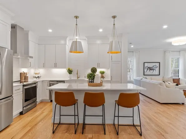 77 Oliver Pond Cir #10, Franklin, MA 02038