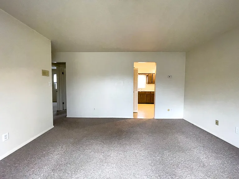 Hollyglen Apartments - Your Next Home in the Heart of Yorktown Schools — Photo 16