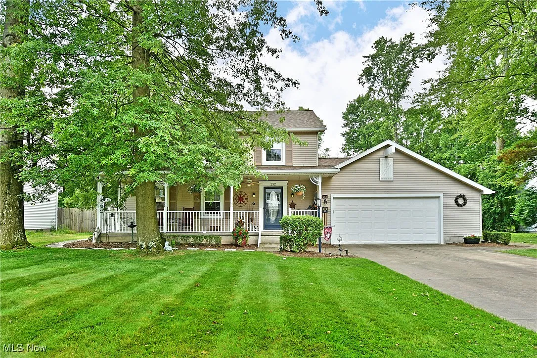 252 Greenbriar Dr photo 1