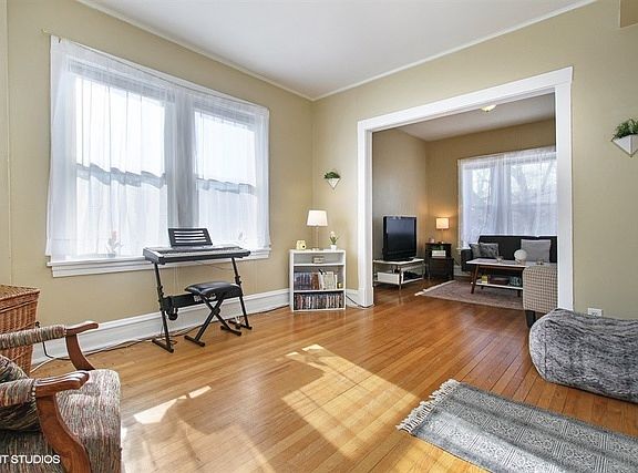 4th image of 2915 N Hamlin Ave