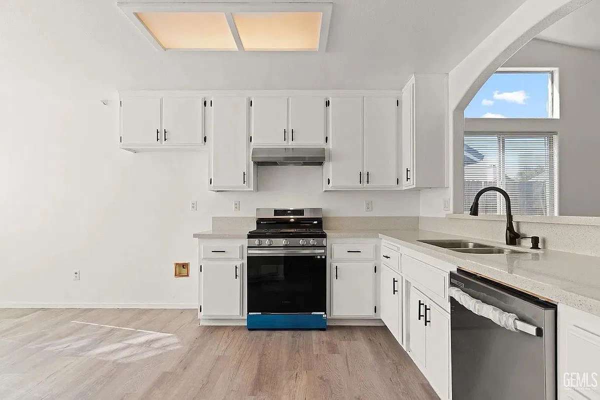 3 bed, 2.0 bath, 1302 sqft, $2,450 — Photo 2