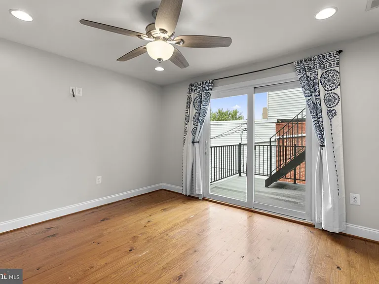 112 E Randall St — Photo 24