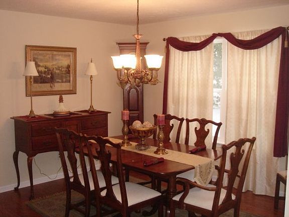 A forgotten elegance returns to mealtime in the warm, classy dining room.