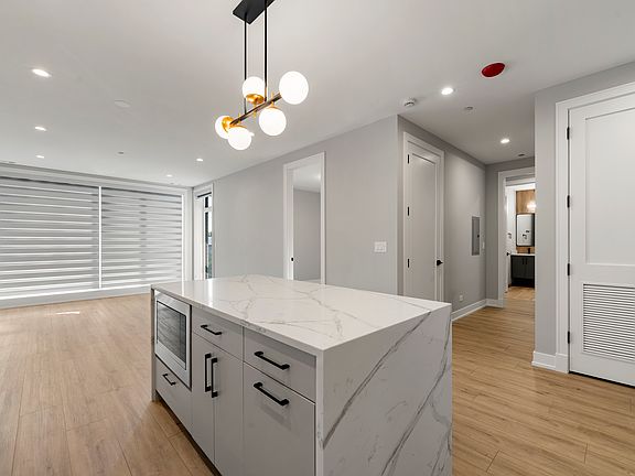 4th image of 2354 W Polk St #302