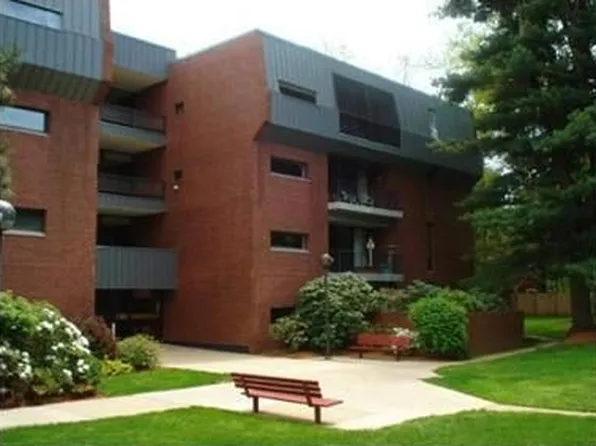 85 Grove St APT 412, Wellesley, MA 02482