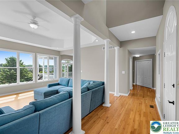 4th image of 4684 York Dr