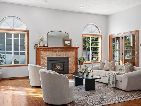 4th image of 1124 E Brierwood Dr