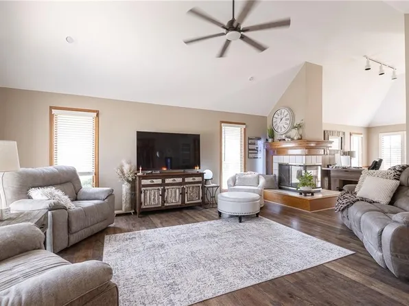 1306 SW Stonecreek Dr, Blue Springs, MO 64015