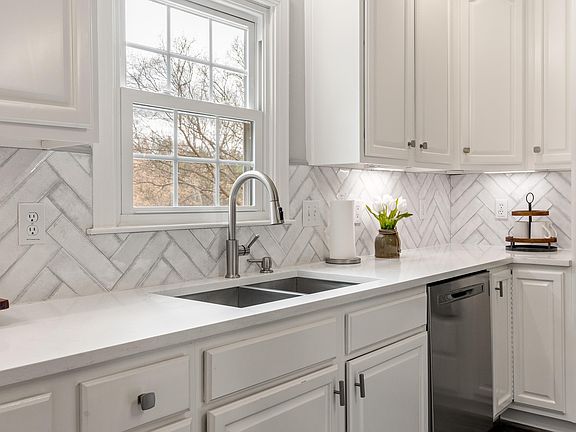 5th image of 371 Greystone Glen Cir
