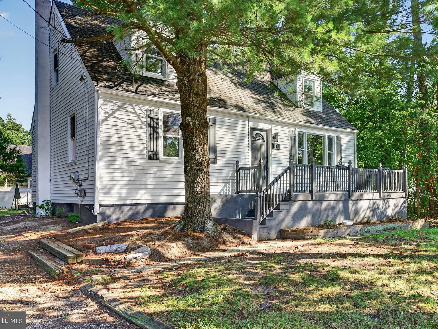 4 bed, 1.0 bath, 1425 sqft, $2,900 — Photo 2