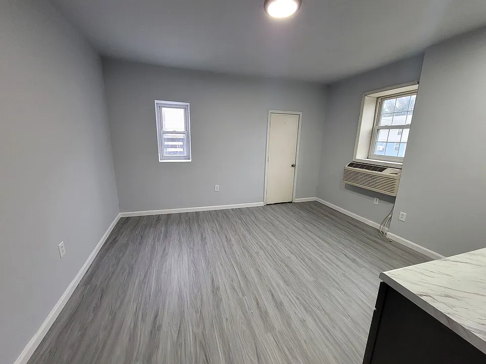 417 W Queen Ln