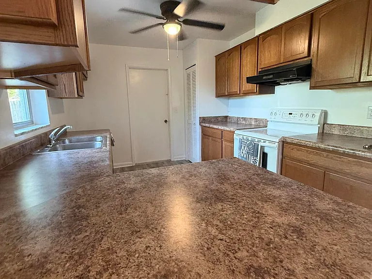 1032 Frost Ln — Photo 8