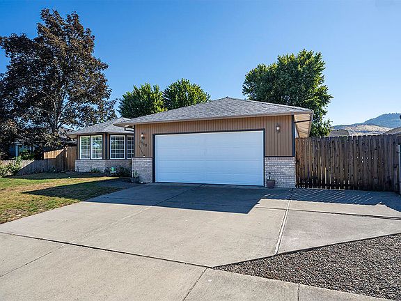 3rd image of 3360 Wellington Dr