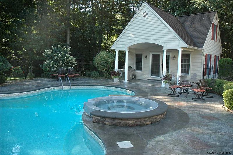 5th image of 218 BELL Court