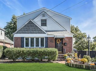 24 Fieldston Street, Westbury, NY 11590