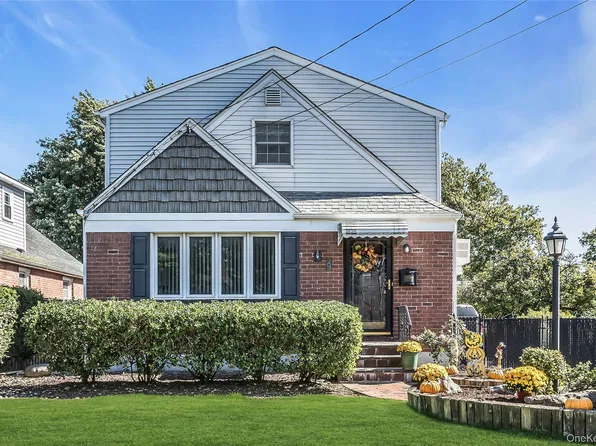 24 Fieldston Street, Westbury, NY 11590