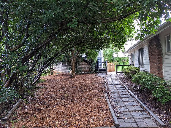 4th image of 17 1/2 Oaklawn Ave