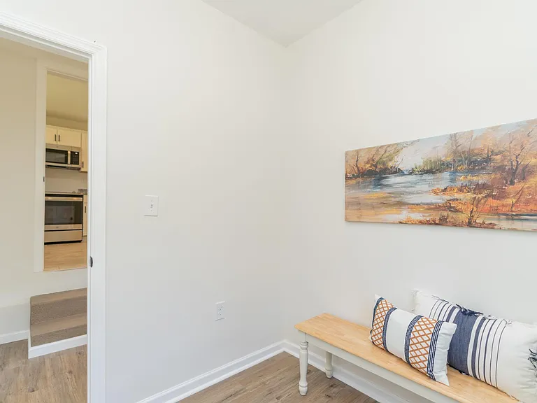 913 Woodmore Ter — Photo 32