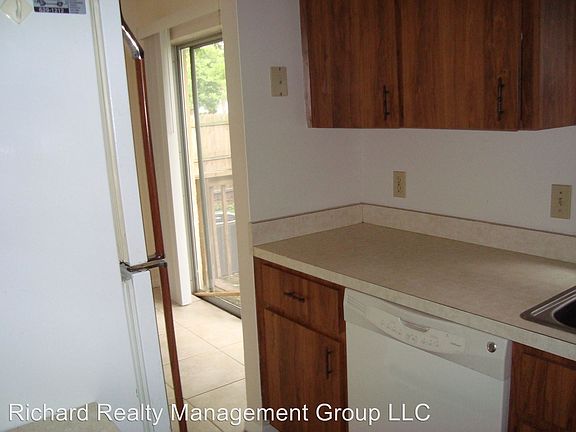 3rd image of 943 La Salle Ave
