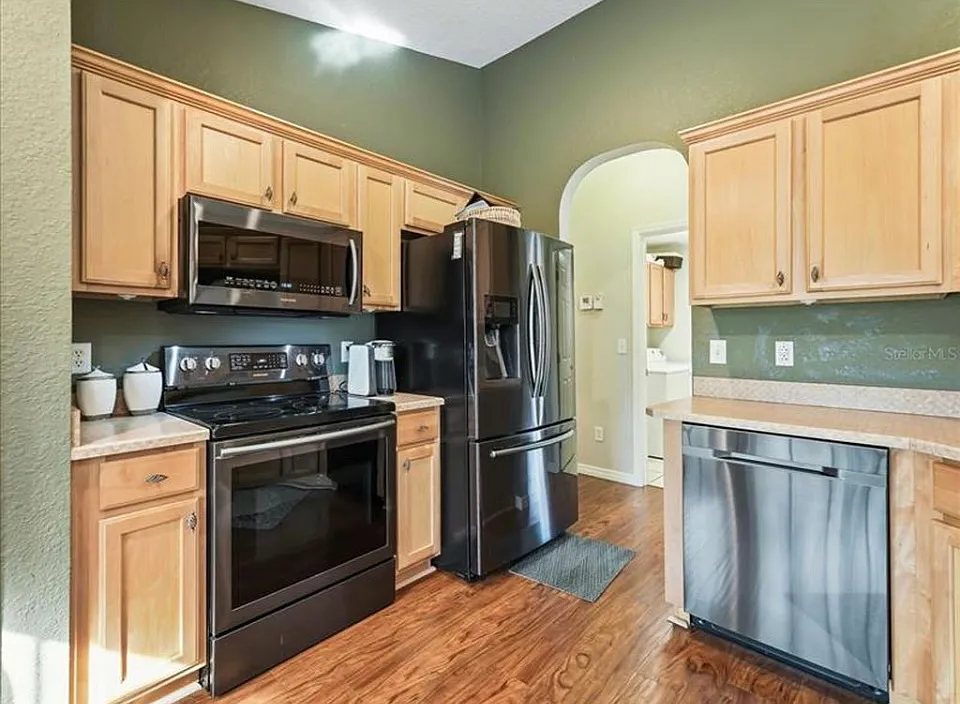 3 bed, 1330 sqft, $3,200 — Photo 2