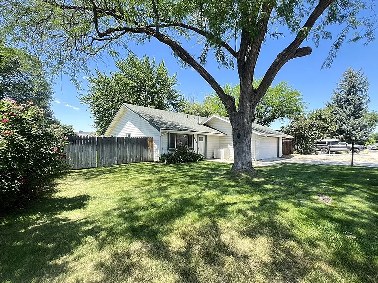 737 N Beachwood St — Photo 2