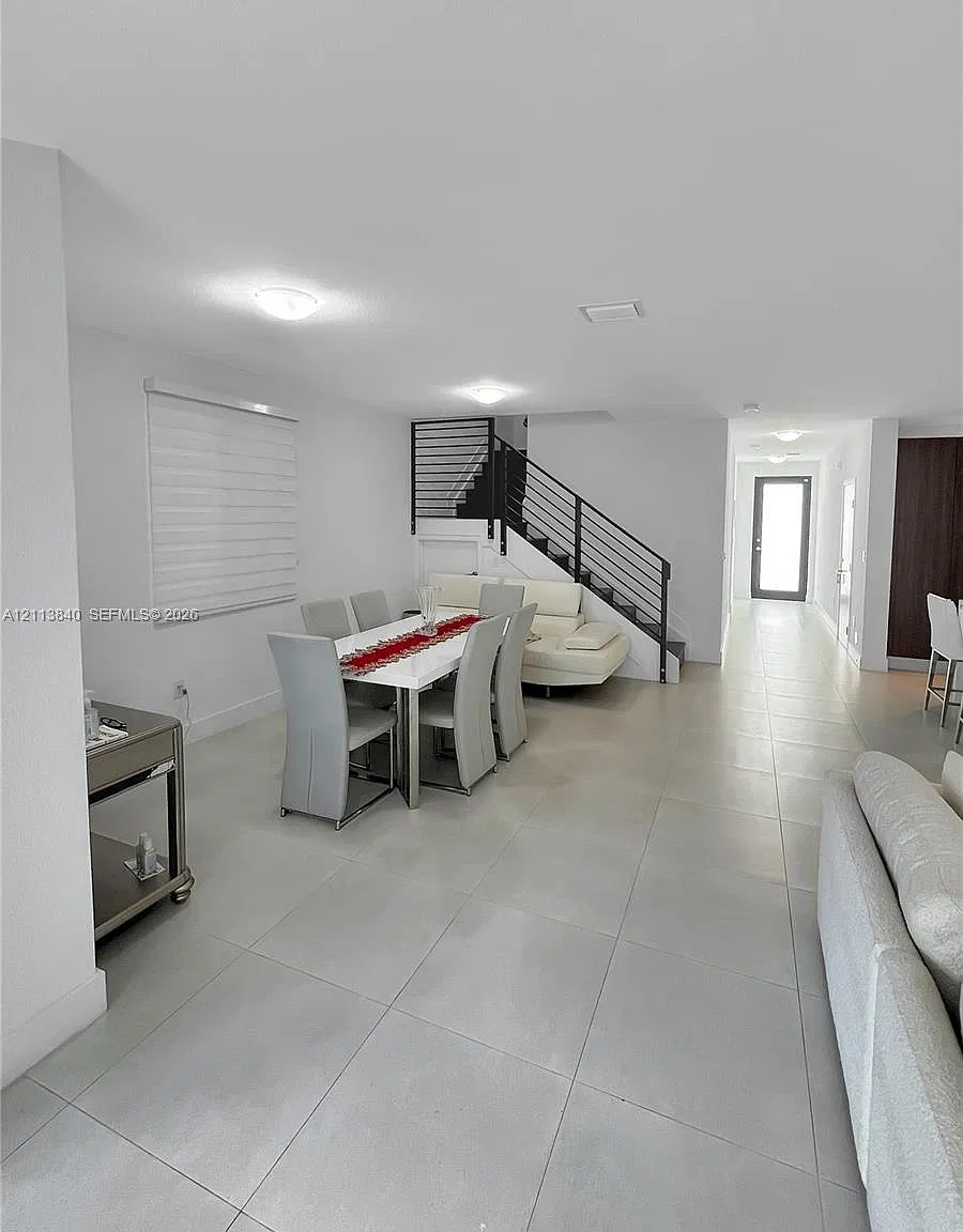 4 bed, 4.0 bath, 2582 sqft, $4,500 — Photo 3