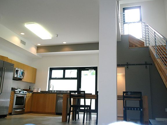 4th image of 815 Hampton Dr Unit 1