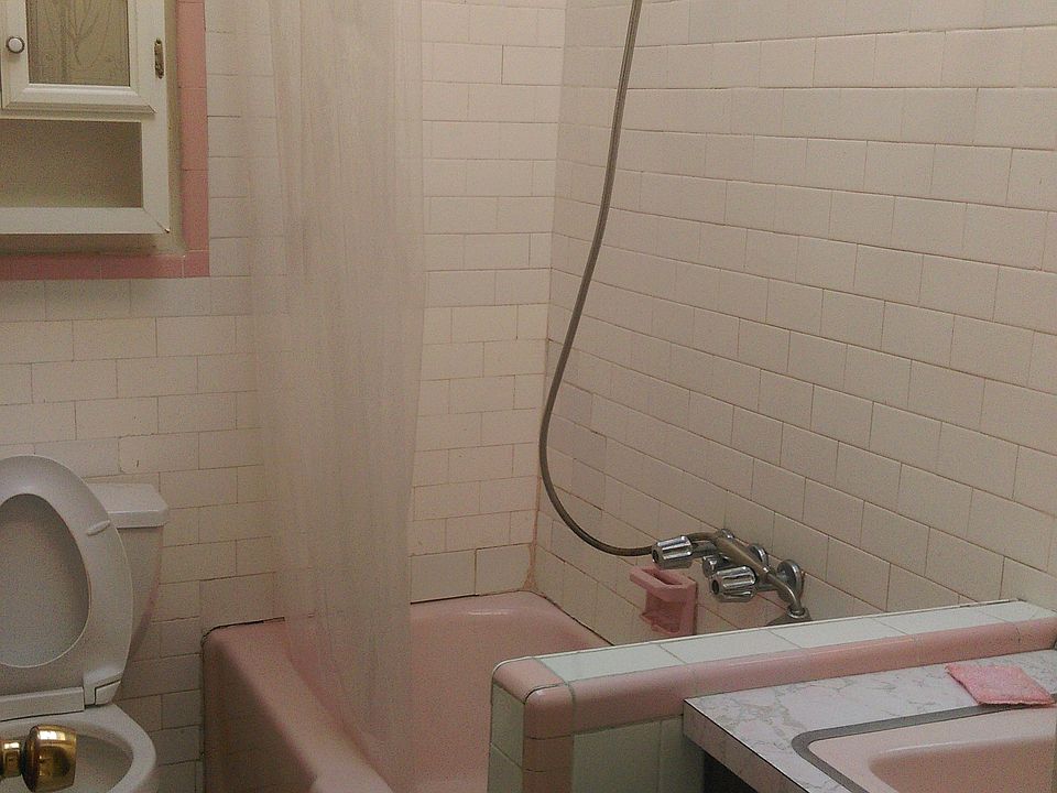 2nd image of 1577 E 8th St #2