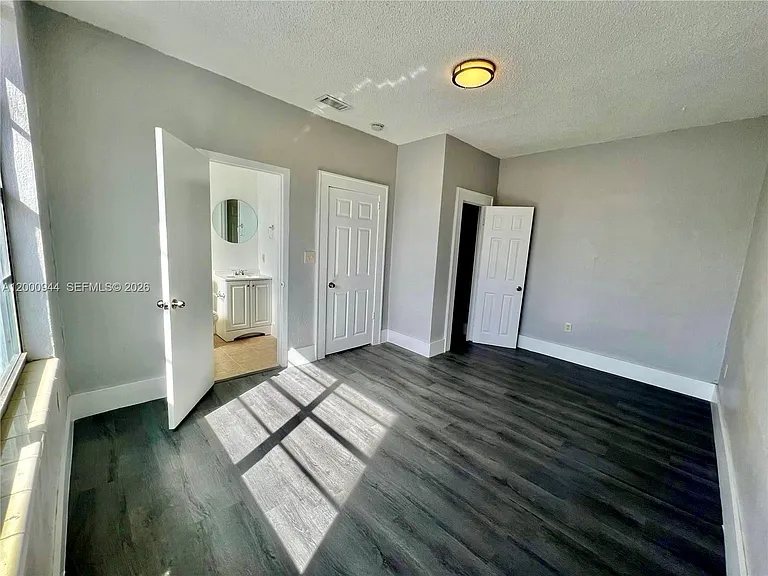 301 SW 10th Ave #1 — Photo 6