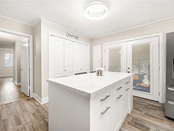 4th image of 2101 Fairview Ln