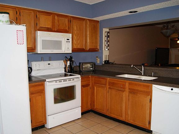 4th image of 3013 Candlewyck Ln E