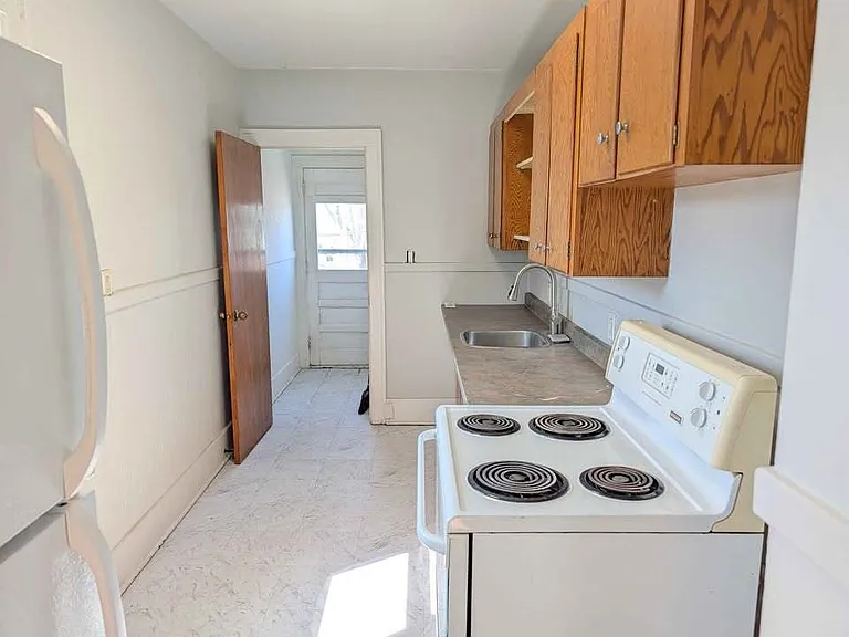 1091 Gladstone Ave — Photo 8