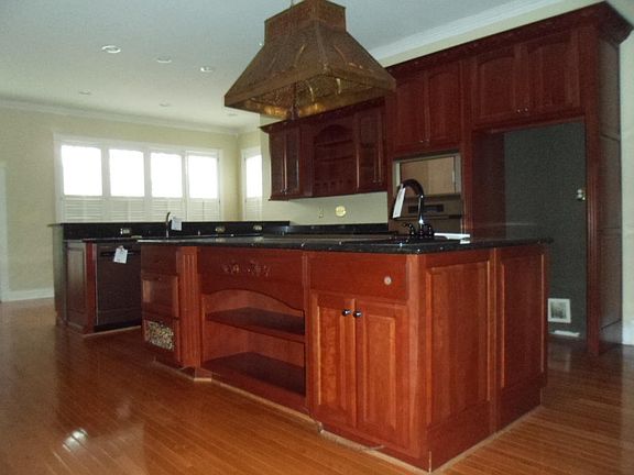 4th image of 8812 Rosemont Blvd